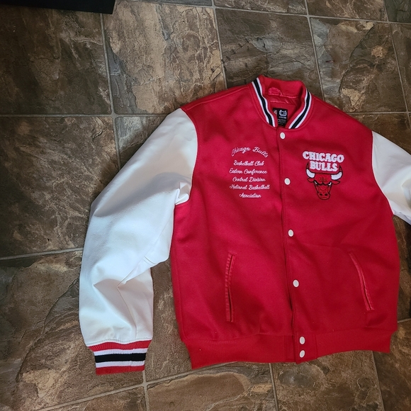 Chicago Bulls Red and White Varsity Jacket - Picture 3 of 11